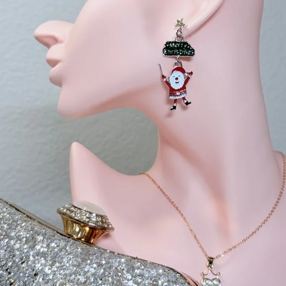 Cute Santa Earrings 🎅🏻 - Picture 5 of 6